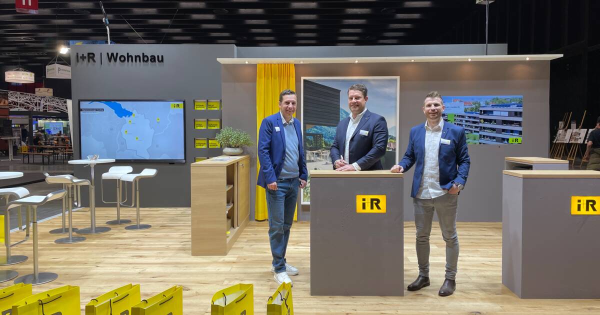 i+R Messestand mit Beraterteam