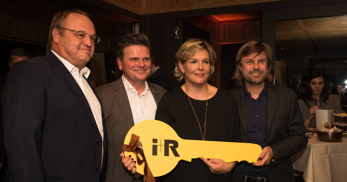 Symbolische Schlüsselübergabe durch Bürgermeister Elmar Rhomberg (1.v.l.) und Reinhard Schertler (4.v.l.) an die neuen Pächter des "Johann" Alexander und Rafaela Berger (Mitte) Symbolische Schlüsselübergabe durch Bürgermeister Elmar Rhomberg (1.v.l.) und Reinhard Schertler (4.v.l.) an die neuen Pächter des "Johann" Alexander und Rafaela Berger (Mitte)