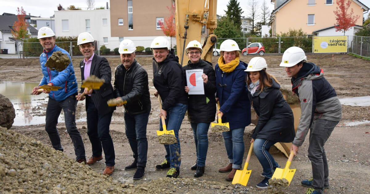 Michael Schlegel (Bauamtsleiter), BM Georg Riedmann, Fredi D'Aloisio (Architekt), Reinhard Müller (i+RB), Monika Schneider (Stadtbauamt), Katharina Lissner (Leiterin Kindergarten), Stefanie Schreitmüller (Leiterin Kindergarten), Martin Romer (Architekt) Michael Schlegel (Bauamtsleiter), BM Georg Riedmann, Fredi D'Aloisio (Architekt), Reinhard Müller (i+RB), Monika Schneider (Stadtbauamt), Katharina Lissner (Leiterin Kindergarten), Stefanie Schreitmüller (Leiterin Kindergarten), Martin Romer (Architekt)
