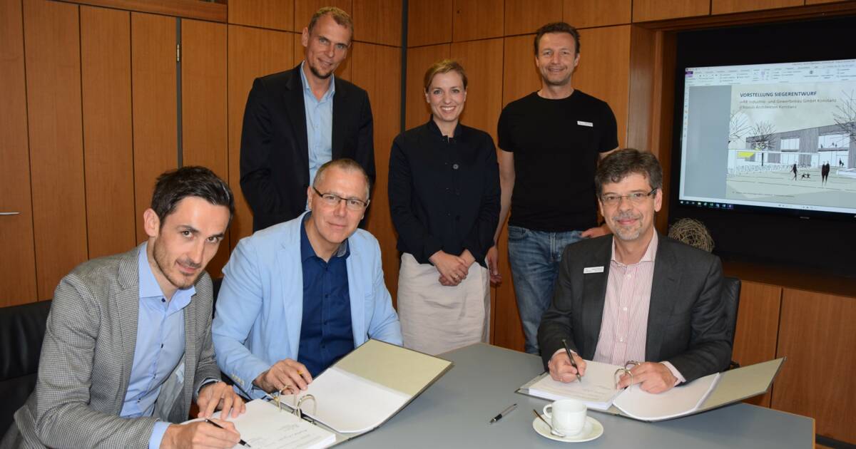 Mario Bischof und Eckehard Schöch (Geschäftsführung i+R Industrie- & Gewerbebau, v.l.) bei der Unterzeichnung des Generalübernehmer-Vertrags für den Bau des neuen Kindergartens mit dem Bgmst. Georg Riedmann (re.) und Mitgliedern des Gemeinderats © Copyright: Brigitte Walters/Schwäbische Zeitung Mario Bischof und Eckehard Schöch (Geschäftsführung i+R Industrie- & Gewerbebau, v.l.) bei der Unterzeichnung des Generalübernehmer-Vertrags für den Bau des neuen Kindergartens mit dem Bgmst. Georg Riedmann (re.) und Mitgliedern des Gemeinderats © Copyright: Brigitte Walters/Schwäbische Zeitung