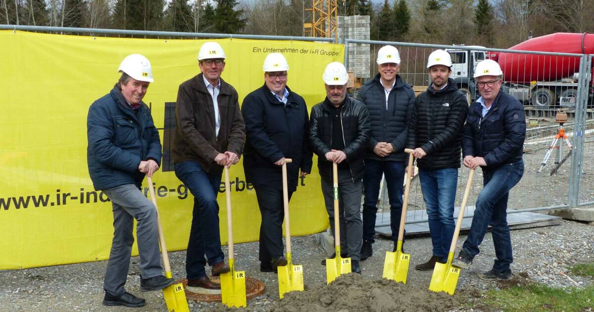 Setzten den Spatenstich für die neue Sporthalle in Moos: Helmut Dury (Architekt), Altbürgermeister Peter Kessler, Bürgermeister Patrick Krauss, Fredi D’Aloisio (Architekt), Eckehard Schöch und Roman Dominik (i+R) und Ingenieur Burkhard Raff (von links) Setzten den Spatenstich für die neue Sporthalle in Moos: Helmut Dury (Architekt), Altbürgermeister Peter Kessler, Bürgermeister Patrick Krauss, Fredi D’Aloisio (Architekt), Eckehard Schöch und Roman Dominik (i+R) und Ingenieur Burkhard Raff (von links)