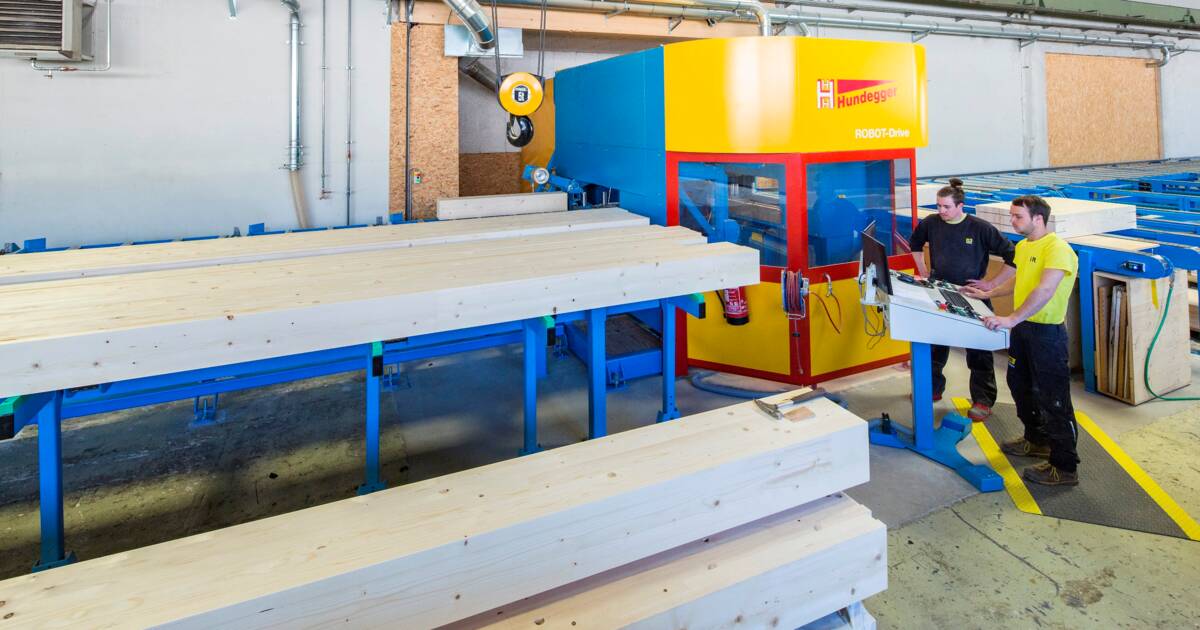 Automatisierte Zuführung und Abtransport des Werkstücks erleichtern die körperliche Arbeit der Mitarbeiter in der Produktion bei i+R Holzbau. © ©Petra Rainer