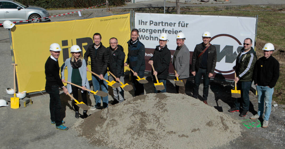 Frastanz: Direkt im Zentrum entsteht eine gemeinnützige Wohnanlage mit 13 Wohnungen. Bauherr, Gemeinde, Planer und Generalunternehmer feierten gemeinsam den Spatenstich. © ©Arno Meusburger