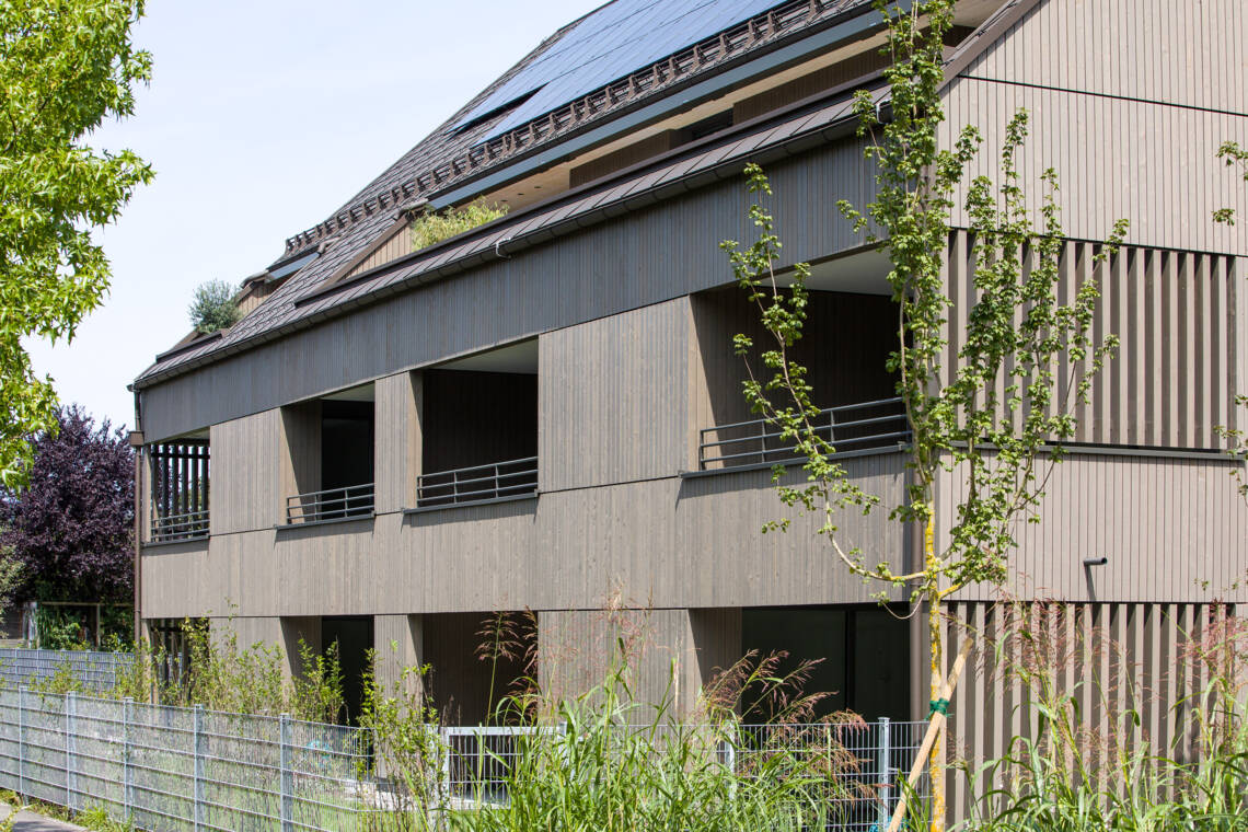 Terrassen und Holzfassade aus S&uuml;dwest
