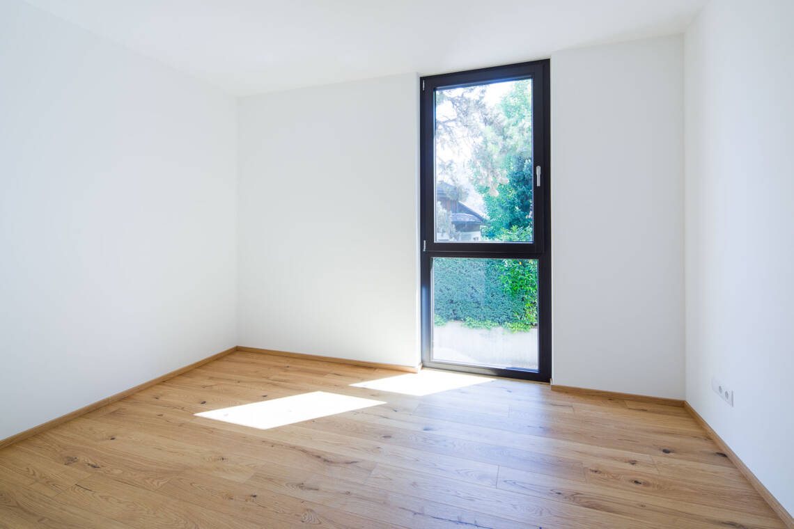 Zimmer mit bodentiefem Fenster