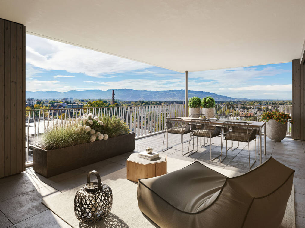 Die Visualisierung zeigt die überdachte Terrasse von Wohnung B09 mit Esstisch, Sitzgelegenheit und bepflanzten Gefäßen. Holzverkleidete Flächen rahmen den weiten Blick über Dornbirn, das Rheintal und die umliegenden Berge ein. Fallenberggasse, Dornbirn-Aussicht-Whg-B09