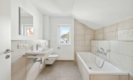 Badezimmer mit Badewanne und Dusche
