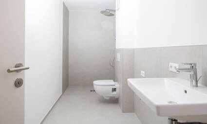 Badezimmer mit bodengleicher Dusche
