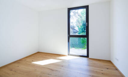 Zimmer mit bodentiefem Fenster