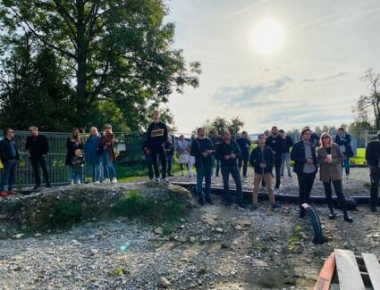 Zahlreiche Besucher:innen bei der Firstfeier