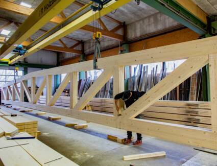 Handarbeit in der Endfertigung und Qualitätskontrolle  bei i+R Holzbau  © ©Petra Rainer