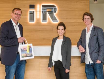 Michael Kofler aus Allensbach (links) ging als Gewinner aus dem Ideenwettbewerb für die Quartiersbezeichnung hervor. Im neuen i+R Büro in Konstanz konnte er von Maria Wechsel und Marius Reck © ©Chris Danneffel Michael Kofler aus Allensbach (links) ging als Gewinner aus dem Ideenwettbewerb für die Quartiersbezeichnung hervor. Im neuen i+R Büro in Konstanz konnte er von Maria Wechsel und Marius Reck © ©Chris Danneffel