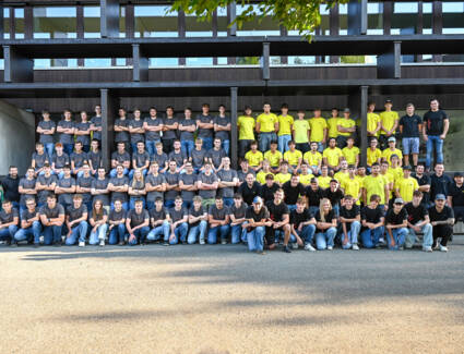 i+R Gruppe_alle Lehrlinge 2024 mit Ausbildern_®Udo Mittelberger 4 i+R Gruppe_alle Lehrlinge 2024 mit Ausbildern_®Udo Mittelberger 4