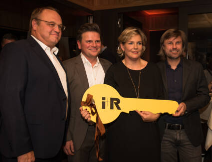 Symbolische Schlüsselübergabe durch Bürgermeister Elmar Rhomberg (1.v.l.) und Reinhard Schertler (4.v.l.) an die neuen Pächter des "Johann" Alexander und Rafaela Berger (Mitte) Symbolische Schlüsselübergabe durch Bürgermeister Elmar Rhomberg (1.v.l.) und Reinhard Schertler (4.v.l.) an die neuen Pächter des "Johann" Alexander und Rafaela Berger (Mitte)