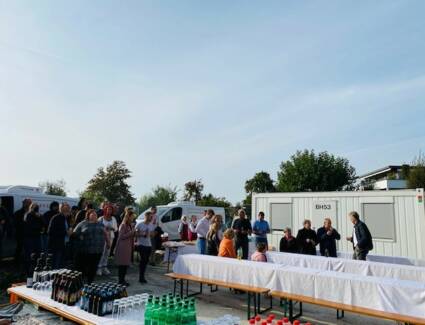 Zahlreiche Besucher:innen bei der Firstfeier