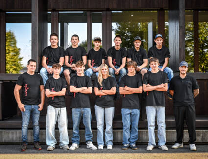 i+R Gruppe_alle Lehrlinge Martin mit Ausbildern_®Udo Mittelberger 21 i+R Gruppe_alle Lehrlinge Martin mit Ausbildern_®Udo Mittelberger 21