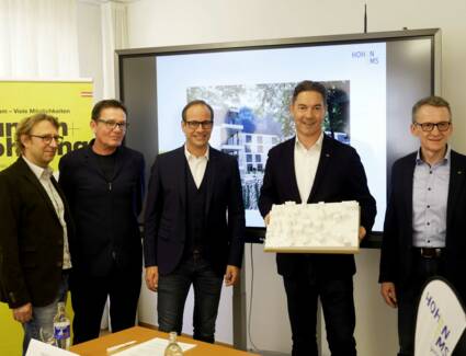 Stellten das Projekt der Öffentlichkeit vor: Bernd Federspiel (Stadt Hohenems), Michael Heim (Architekt), Bürgermeister Dieter Egger, Alexander Stuchly und Kurt Maier (beide i+R) © ©Stadt Hohenems Stellten das Projekt der Öffentlichkeit vor: Bernd Federspiel (Stadt Hohenems), Michael Heim (Architekt), Bürgermeister Dieter Egger, Alexander Stuchly und Kurt Maier (beide i+R) © ©Stadt Hohenems