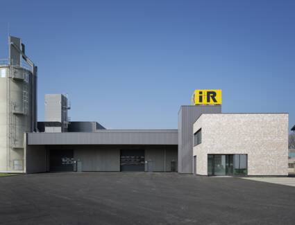 Durch Um- und Zubau erweiterte i+R Holzbau den Standort in Lauterach um 1.600 Quadratmeter Produktionsfläche und einen Bürotrakt. © ©Petra Rainer Durch Um- und Zubau erweiterte i+R Holzbau den Standort in Lauterach um 1.600 Quadratmeter Produktionsfläche und einen Bürotrakt. © ©Petra Rainer