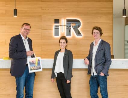 i+R | Geschenkübergabe für den neuen Quartiersnamen i+R | Geschenkübergabe für den neuen Quartiersnamen
