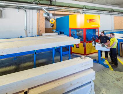 Automatisierte Zuführung und Abtransport des Werkstücks erleichtern die körperliche Arbeit der Mitarbeiter in der Produktion bei i+R Holzbau. © ©Petra Rainer Automatisierte Zuführung und Abtransport des Werkstücks erleichtern die körperliche Arbeit der Mitarbeiter in der Produktion bei i+R Holzbau. © ©Petra Rainer
