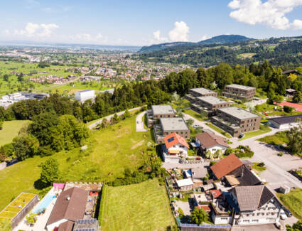 Die barrierefreien Zwei- bis Vierzimmer-Eigentumswohnungen der Wohnanlage liegen stadtnah und doch mitten in der Natur.  © ©AM KNIE in Dornbirn Projekt GmbH