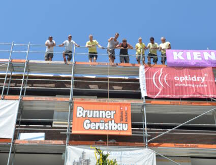 Traditionell sind es die Zimmerer die den Firstbaum hochziehen, am Dach befestigen und den Firstspruch zelebrieren. © ©Alexandra Serra Traditionell sind es die Zimmerer die den Firstbaum hochziehen, am Dach befestigen und den Firstspruch zelebrieren. © ©Alexandra Serra