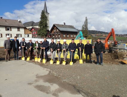 Alberschwende: Bauherrn, Gemeindeverantwortliche, Planer und Generalunternehmer feierten gemeinsam den Spatenstich für die erste gemeinnützige Wohnanlage in der Gemeinde. © ©i+R