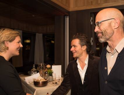 Gastgeberin Rafaela Berger mit den Architekten Elmar Ludescher und Philip Lutz © ©Gasthaus Johann Gastgeberin Rafaela Berger mit den Architekten Elmar Ludescher und Philip Lutz © ©Gasthaus Johann
