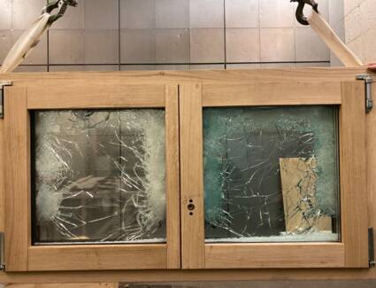 Trotz der 42 Treffer auf der Außenseite weist das durchschusshemmende Holz-Alu-Fenster von i+R Fensterbau auf der Innenseite keinerlei Beschädigung auf und wurde daher vom Beschussamt Ulm nach der Widerstandsklasse FB 4 NS zertifiziert. Trotz der 42 Treffer auf der Außenseite weist das durchschusshemmende Holz-Alu-Fenster von i+R Fensterbau auf der Innenseite keinerlei Beschädigung auf und wurde daher vom Beschussamt Ulm nach der Widerstandsklasse FB 4 NS zertifiziert.