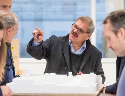 Kantonsbaumeister und Architekt Werner Binotto erklärt den Anwesenden den Siegerentwurf. © ©Chris Danneffel Kantonsbaumeister und Architekt Werner Binotto erklärt den Anwesenden den Siegerentwurf. © ©Chris Danneffel