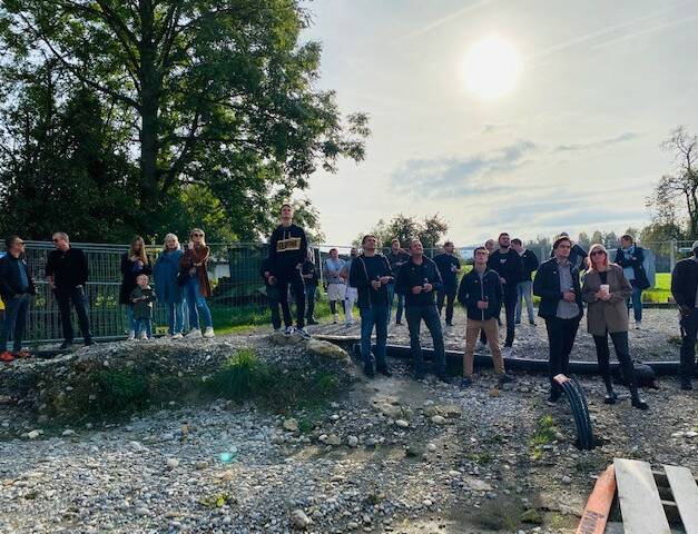Zahlreiche Besucher:innen bei der Firstfeier