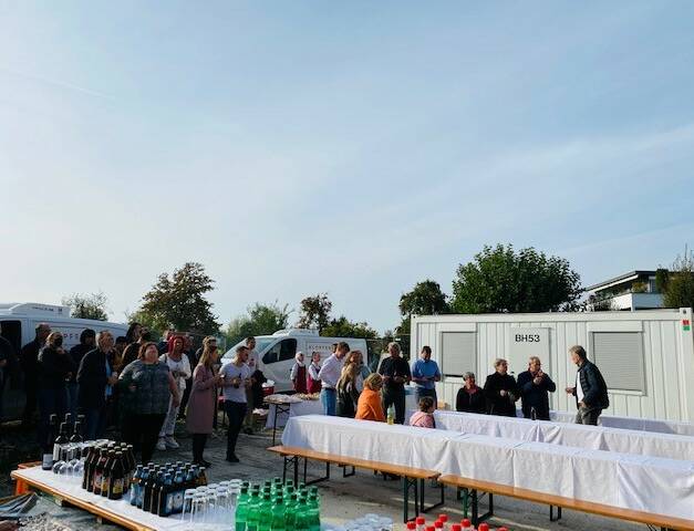 Zahlreiche Besucher:innen bei der Firstfeier
