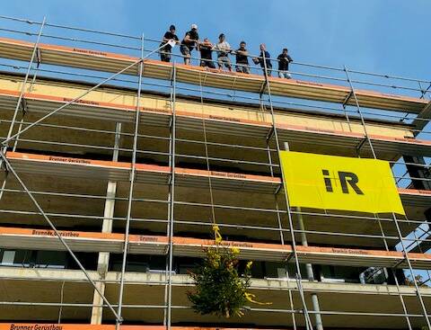 Der Baum wird aufs Dach gezogen