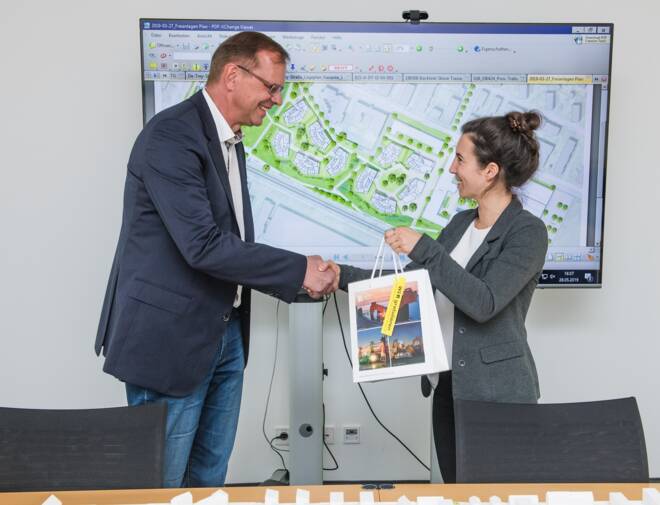 i+R | Geschenkübergabe für den neuen Quartiersnamen 