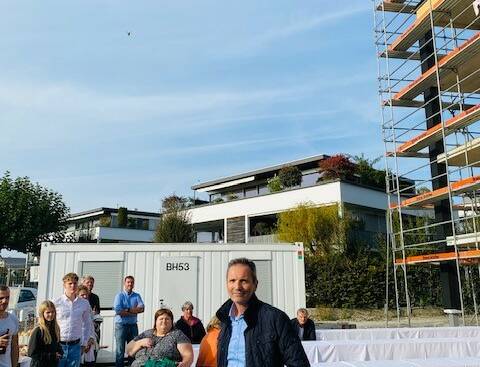 Geschäftsführer Karlheinz Bayer wünscht den künftigen Bewohner:innen alles Gute
