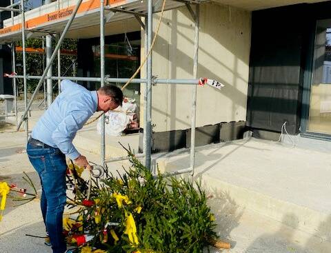 Der geschmückte Baum wird festgemacht