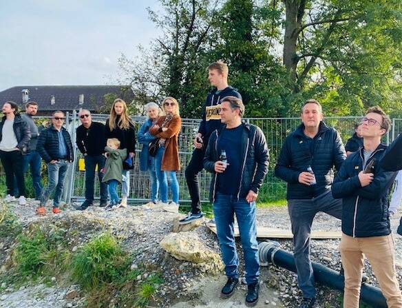 Zahlreiche Besucher:innen bei der Firstfeier