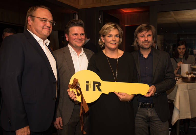 Symbolische Schlüsselübergabe durch Bürgermeister Elmar Rhomberg (1.v.l.) und Reinhard Schertler (4.v.l.) an die neuen Pächter des "Johann" Alexander und Rafaela Berger (Mitte)