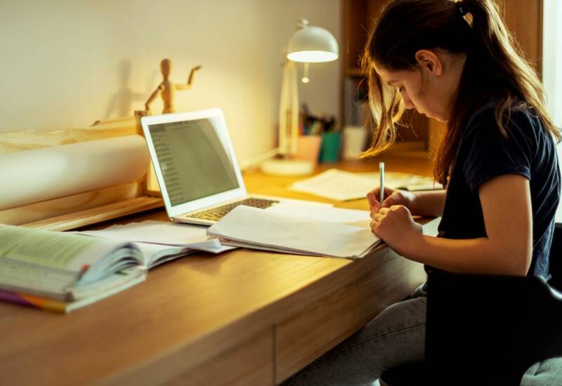 i+R Gruppe spendet Laptops für Kinderdorf (Bild copyright: iStock.com/StockRocket) © iStock.com/StockRocket