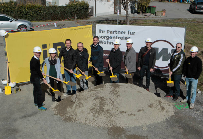 Frastanz: Direkt im Zentrum entsteht eine gemeinnützige Wohnanlage mit 13 Wohnungen. Bauherr, Gemeinde, Planer und Generalunternehmer feierten gemeinsam den Spatenstich. © ©Arno Meusburger