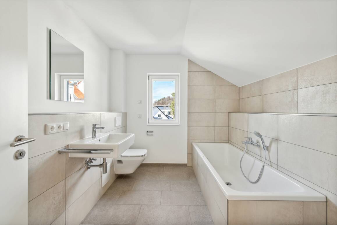 Badezimmer mit Badewanne und Dusche Badezimmer mit Badewanne und Dusche