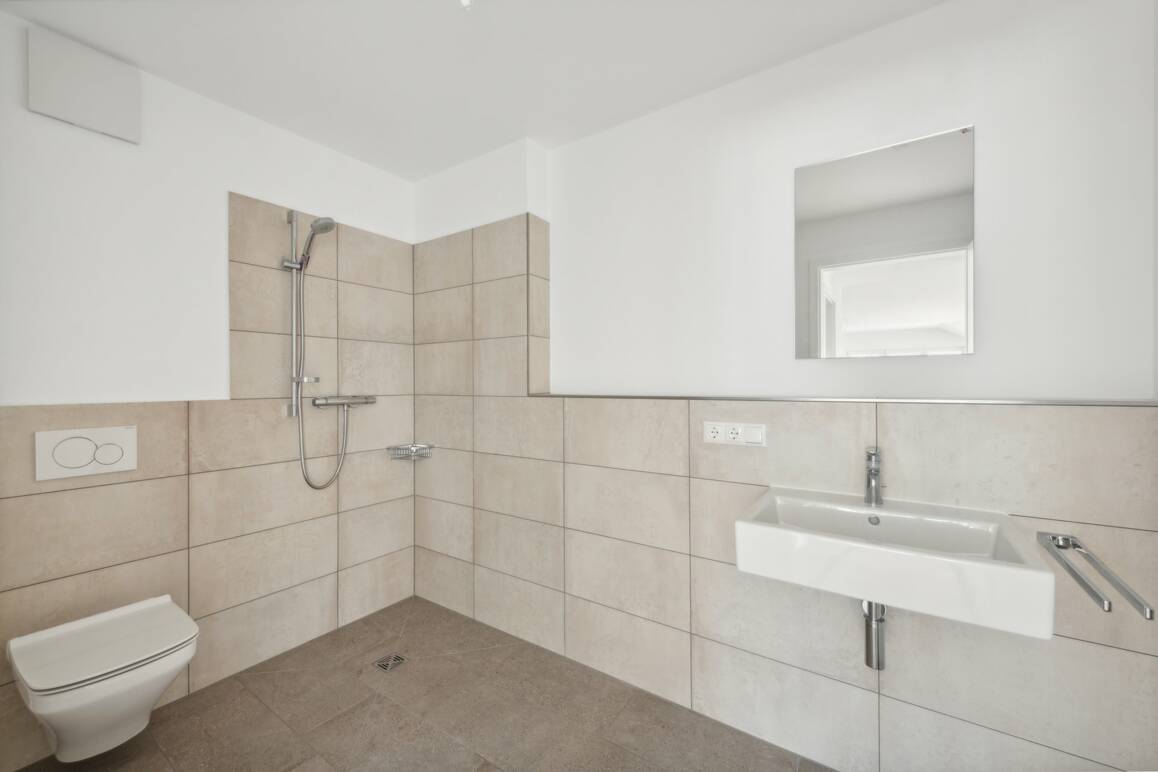 2. Badezimmer mit Dusche